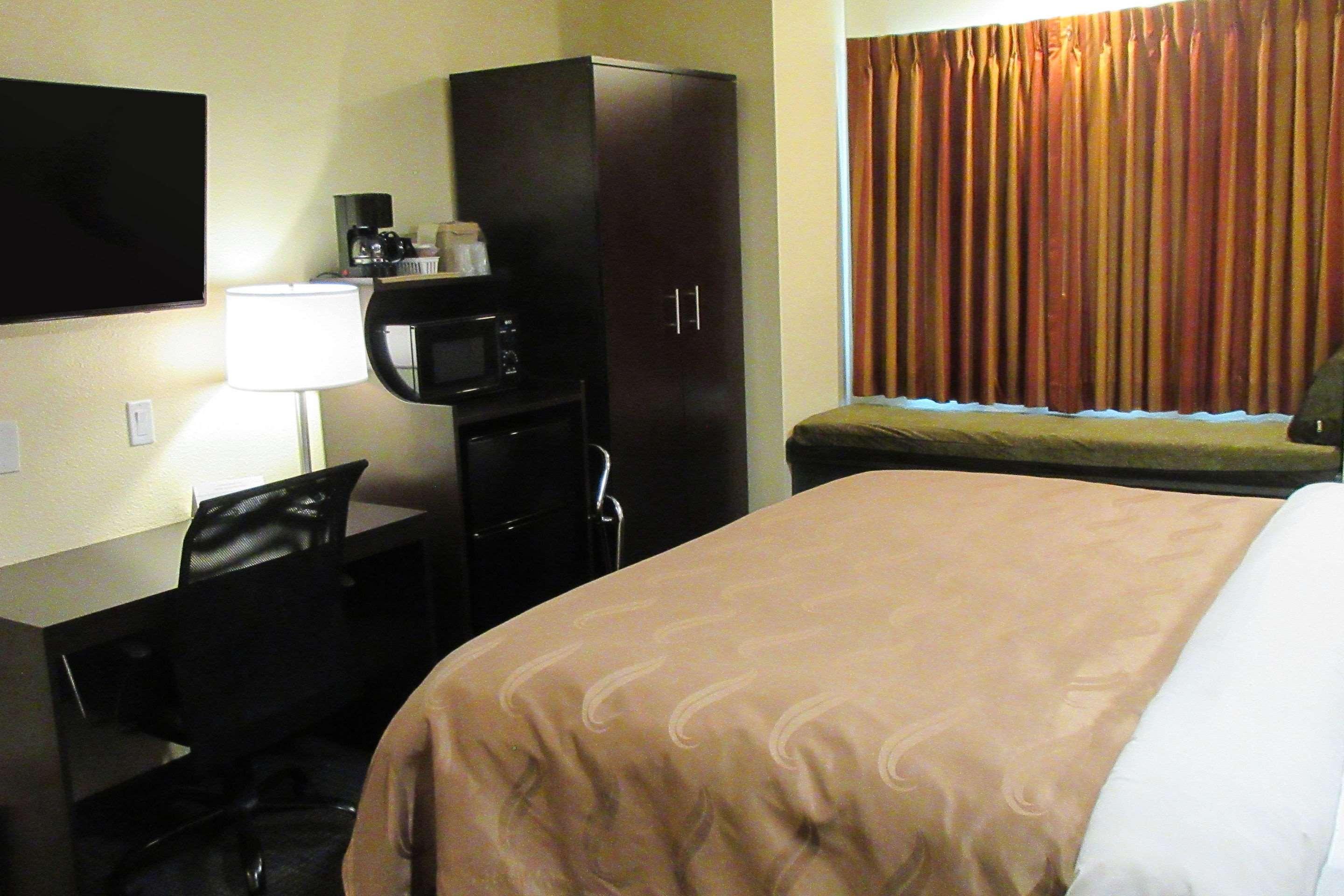 Quality Inn & Suites Near Nas فالون المظهر الخارجي الصورة