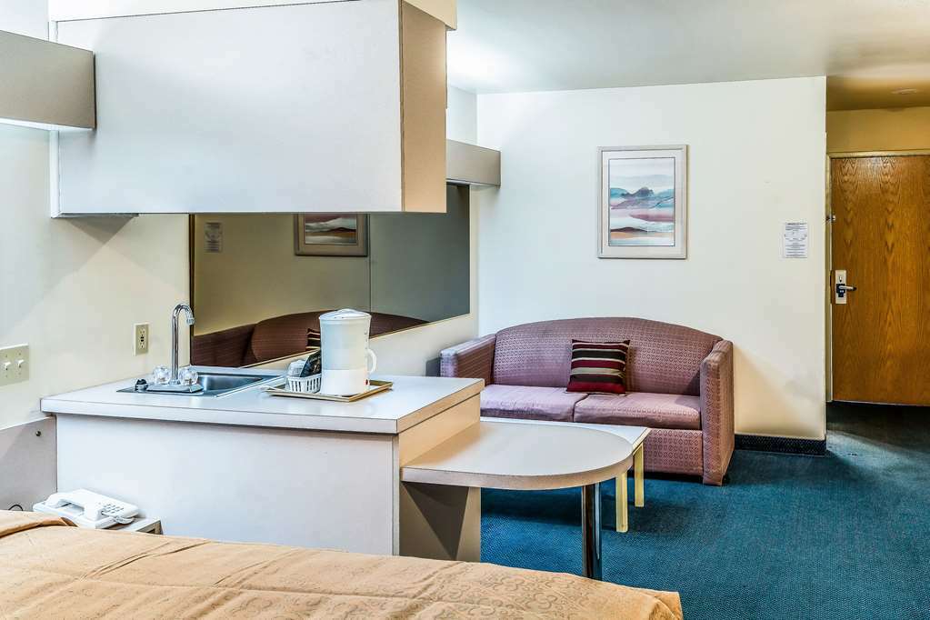 Quality Inn & Suites Near Nas فالون الغرفة الصورة
