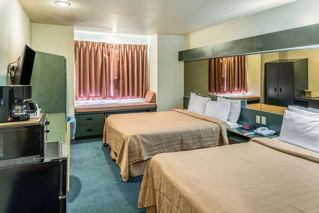 Quality Inn & Suites Near Nas فالون الغرفة الصورة